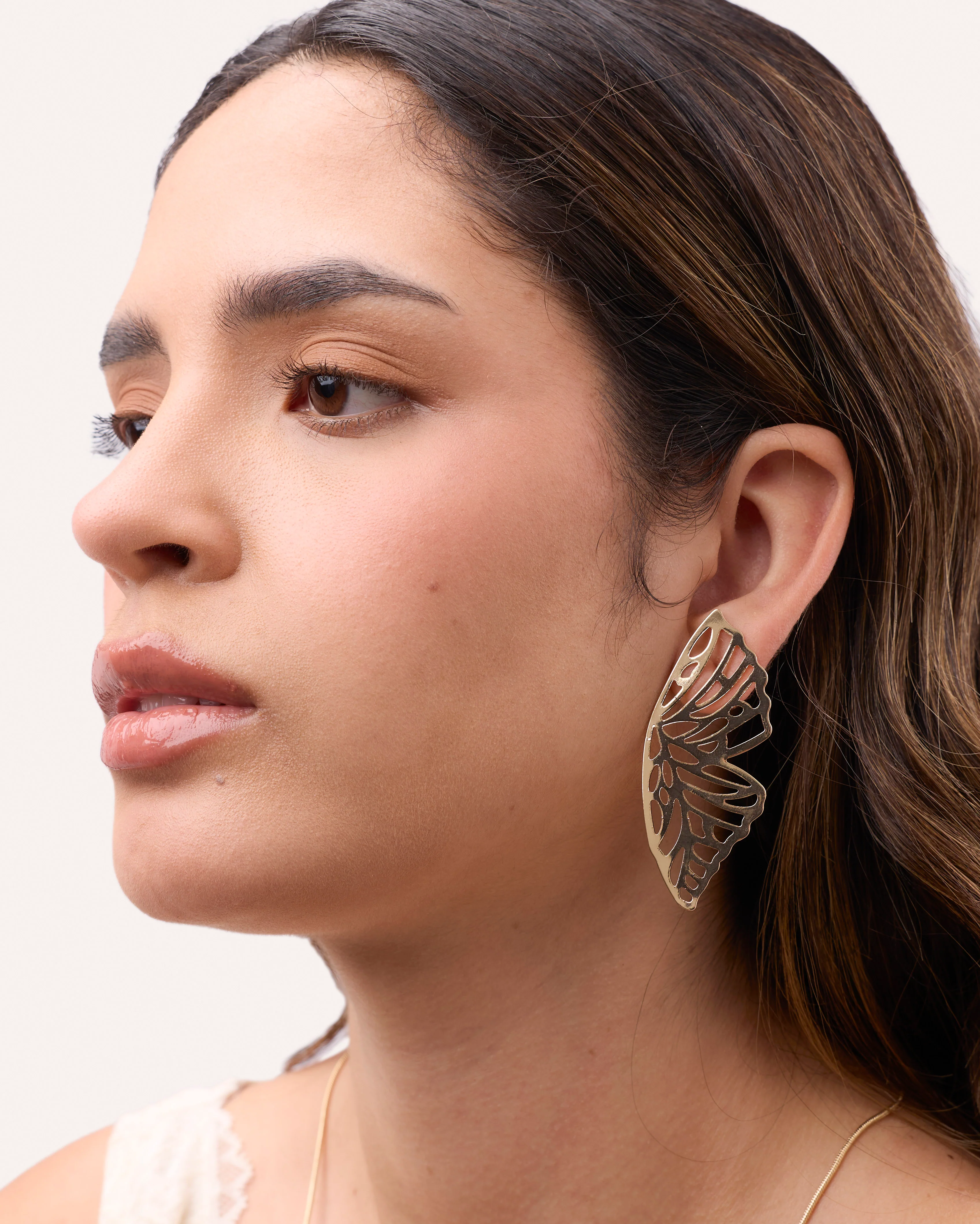 Arete moda mariposa dorado - Image 3