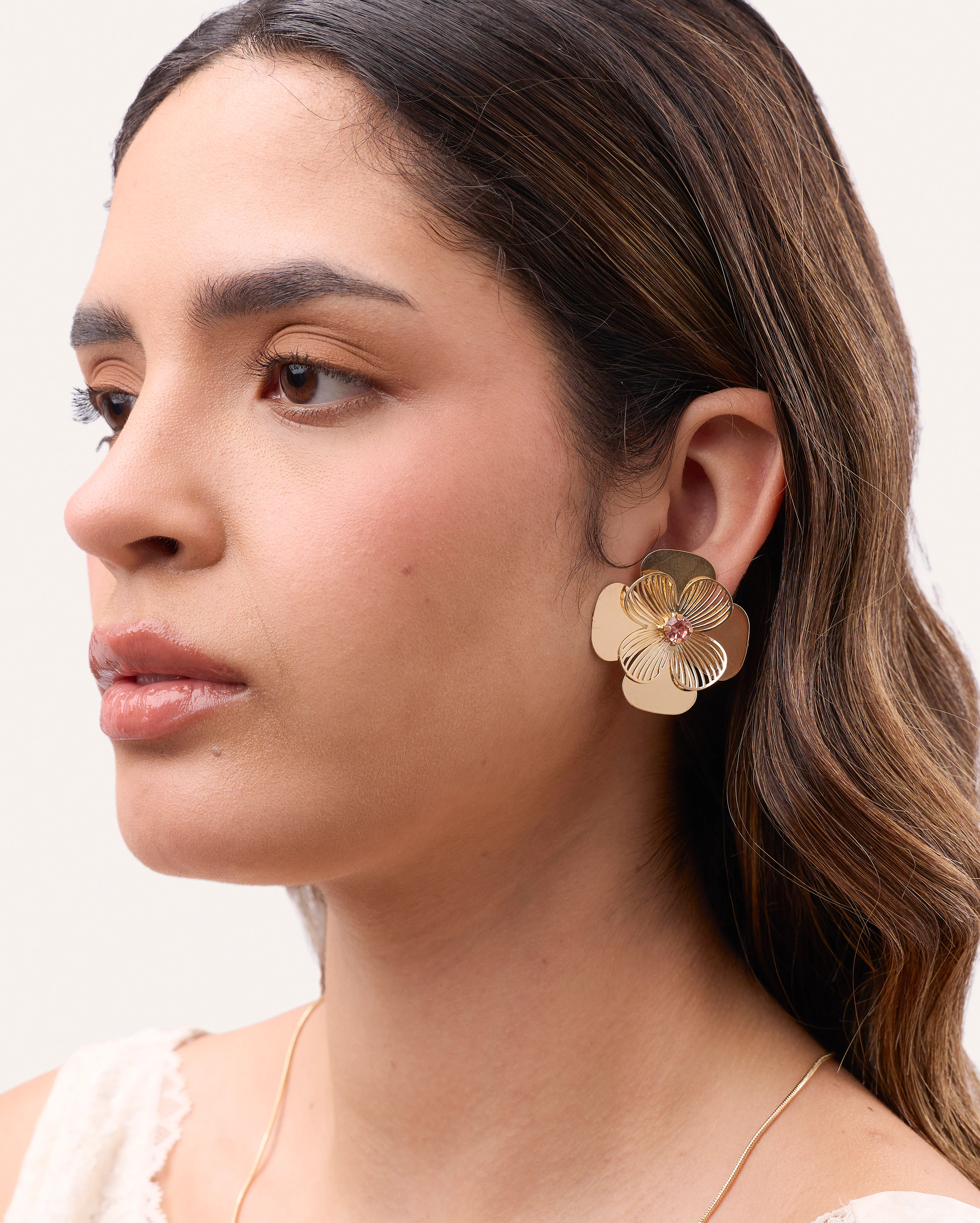Arete moda flor Dorado - Image 3