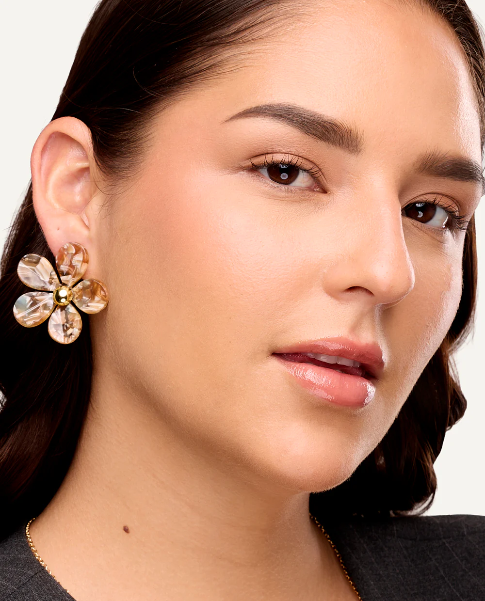 Aretes Trendy de Resina con Diseño de Flor y Centro Dorado - Image 2