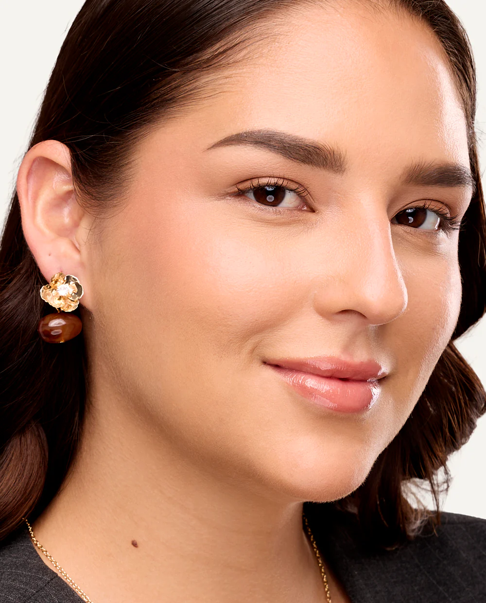 Aretes Trendy Flor Dorada con Cuenca Burgundy - Image 2