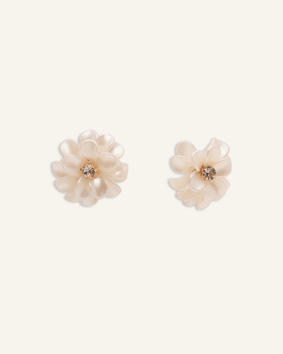 Aretes Trendy Flor Tridimensional Perla Con Detalles Dorados
