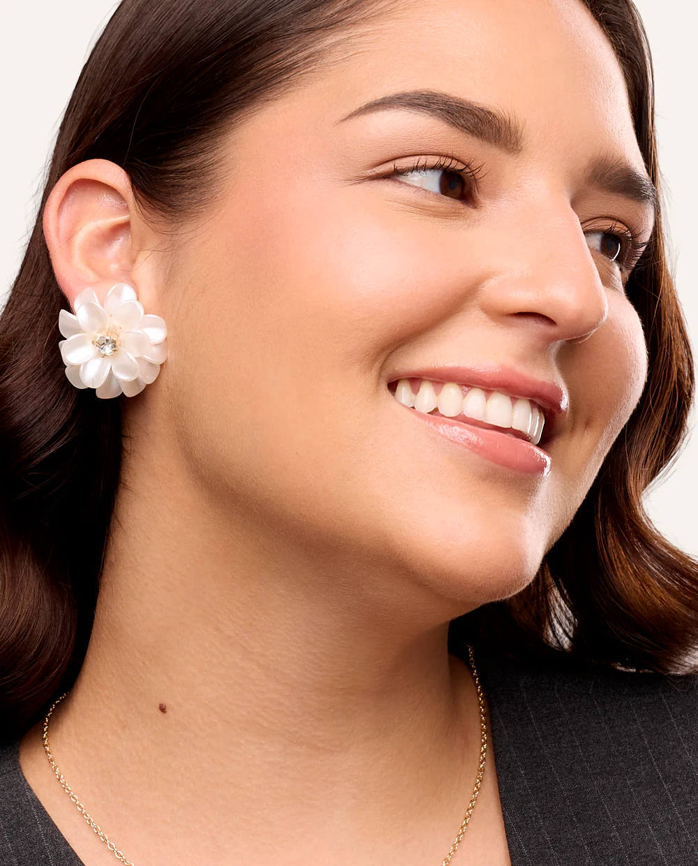 Aretes Trendy Flor Tridimensional Perla Con Detalles Dorados - Image 2
