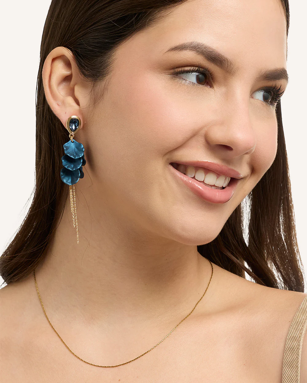 Aretes Trendy Pétalos Dorado - Image 2