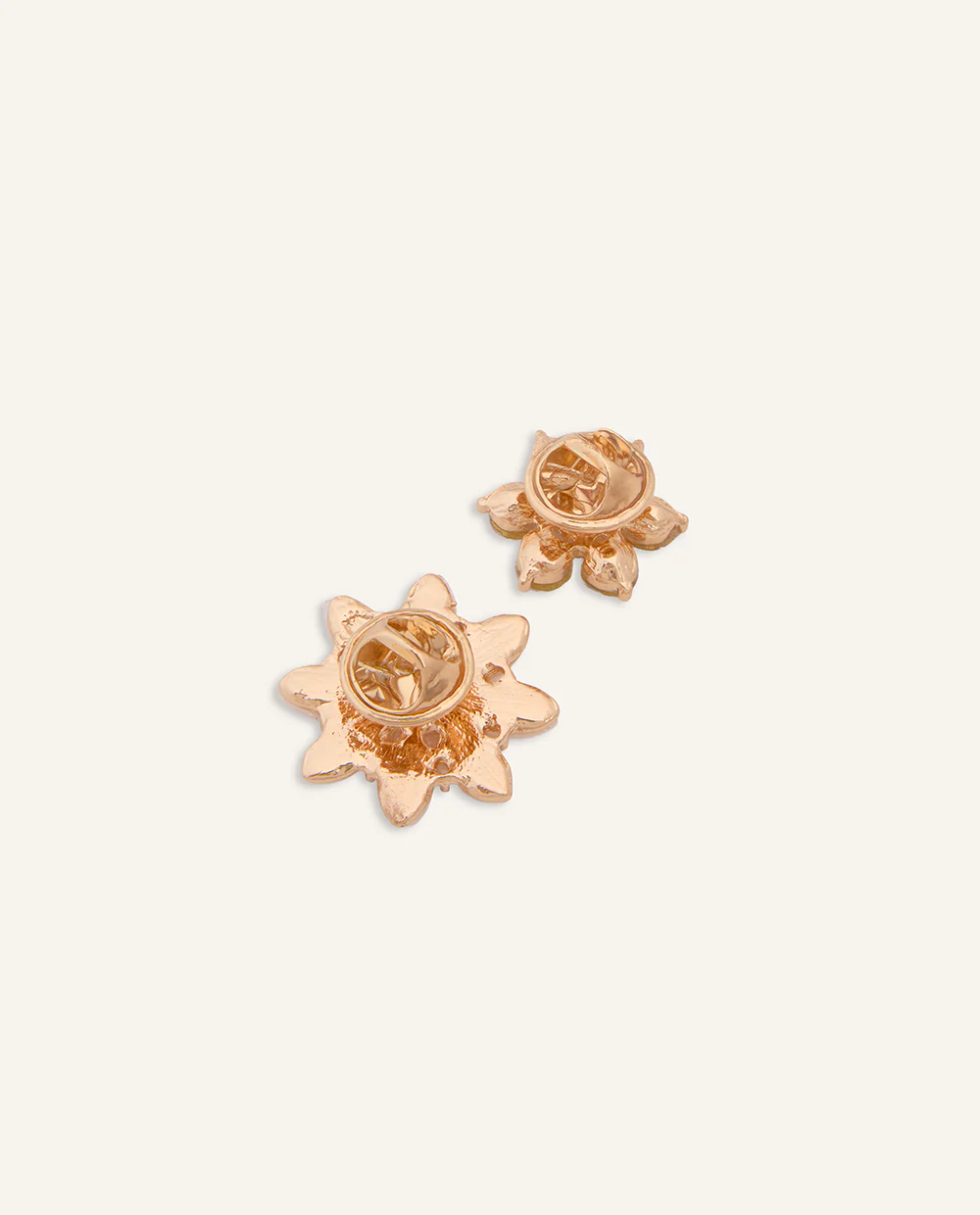 Broche Moda Flor Color Perla y Centro Dorado - Image 3