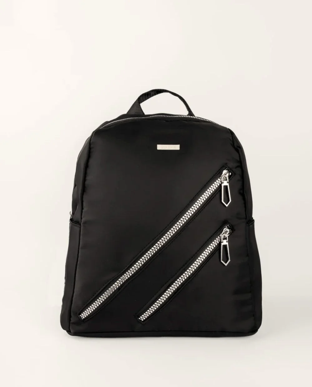 Mochila negra con cierres diagonales