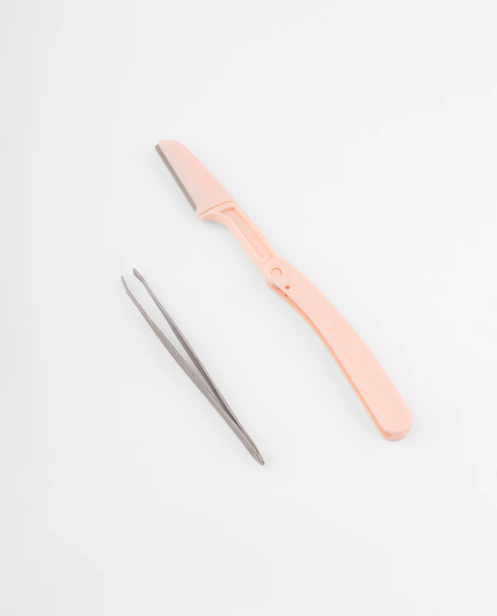 Pinza y perfilador rosado para cejas - Image 3