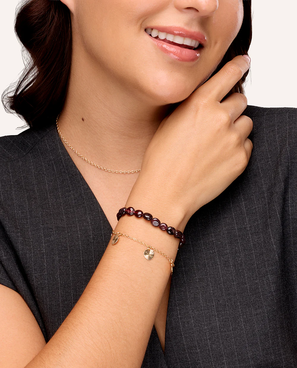 Pulsera Trendy Boho con Piedras Burgundy y Dijes Dorados - Image 2