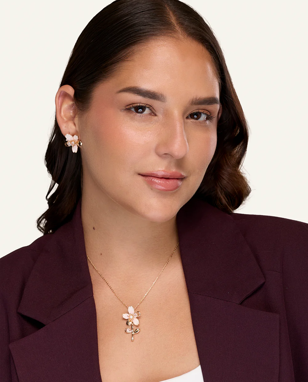 Set Collar + Arete Moda Aura Bloom Dorado - Image 2