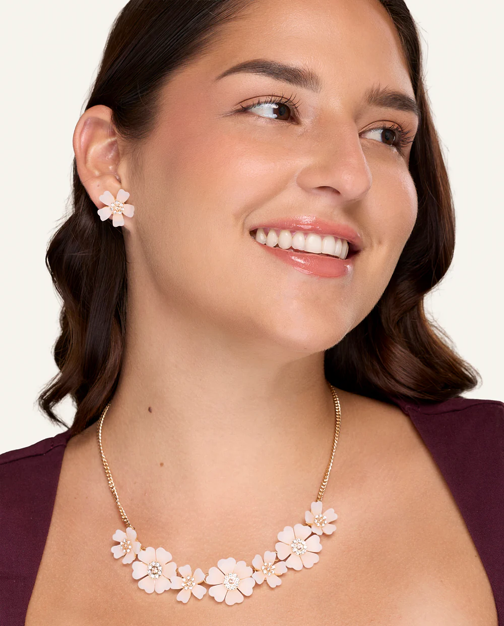 Set Collar + Arete Moda Flower Mix Dorado - Image 2