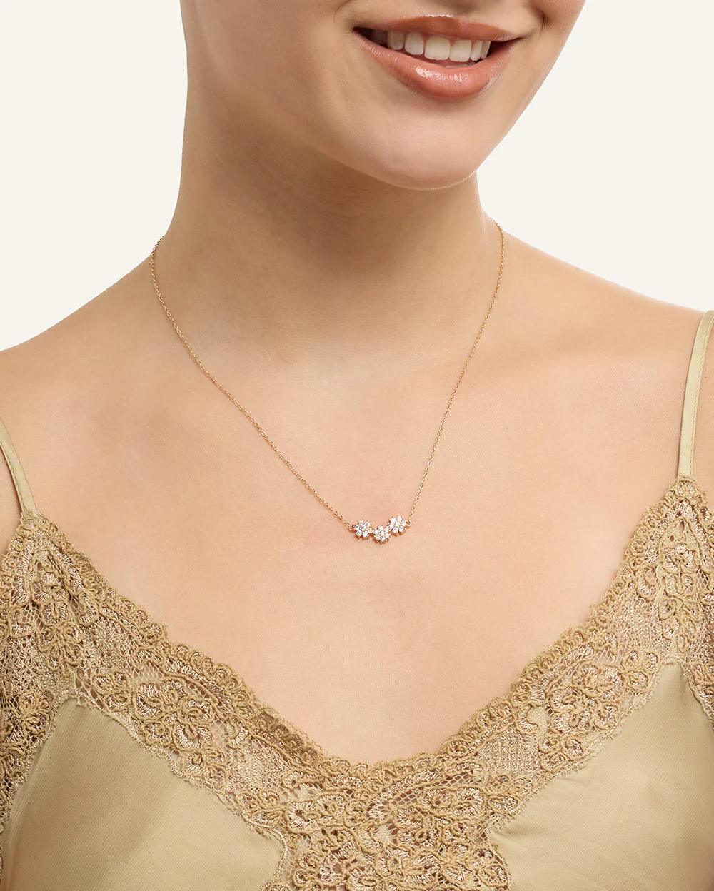 Set Collar + Arete Premium Zircón Flores Dorado - Image 3